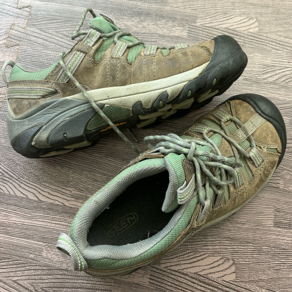 Women’s size 8 Keen low hiking boots